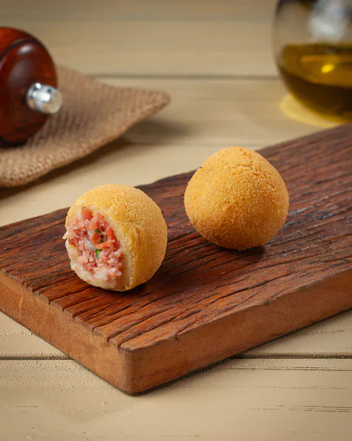 Bolinho de calabresa tradicional frito mini salgado