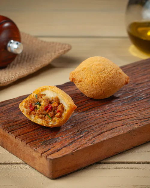 Bolinho de carne bovina moída artesanal congelado