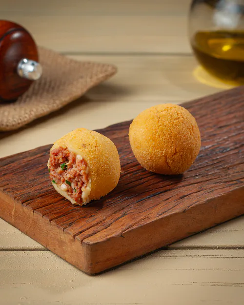 Bolinho de mandioca com carne seca desfiada gourmet