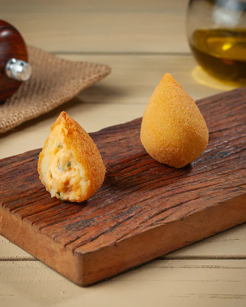 Coxinha tradicional de frango frita mini salgado