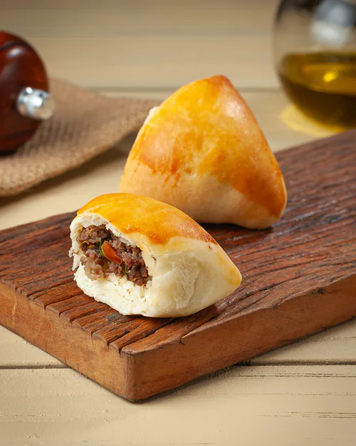 Esfiha fechada de carne bovina temperada assada