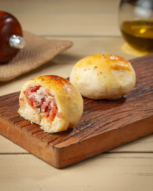 Mini pão de batata assado recheado com calabresa