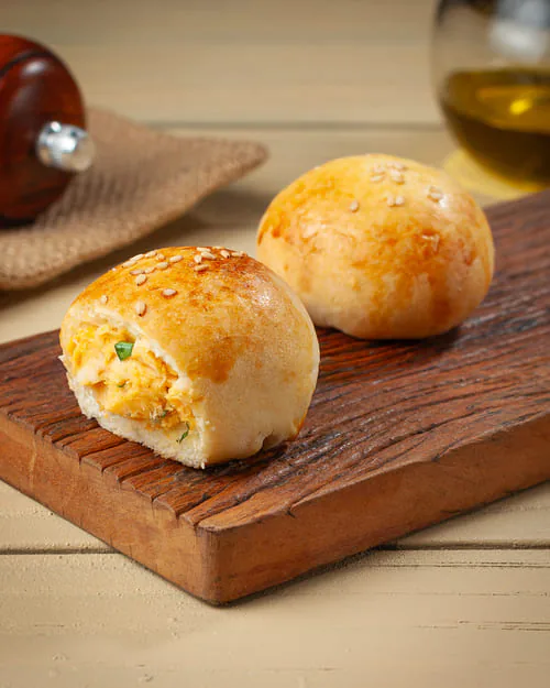 Mini pão de batata macio recheado com frango desfiado