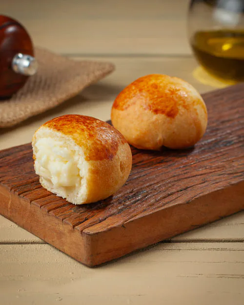 Mini pão de batata assado com recheio de requeijão cremoso