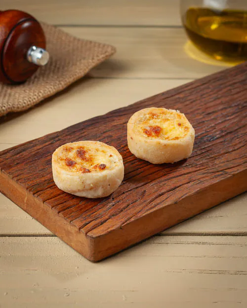 Quiche quatro queijos nobre em massa amanteigada