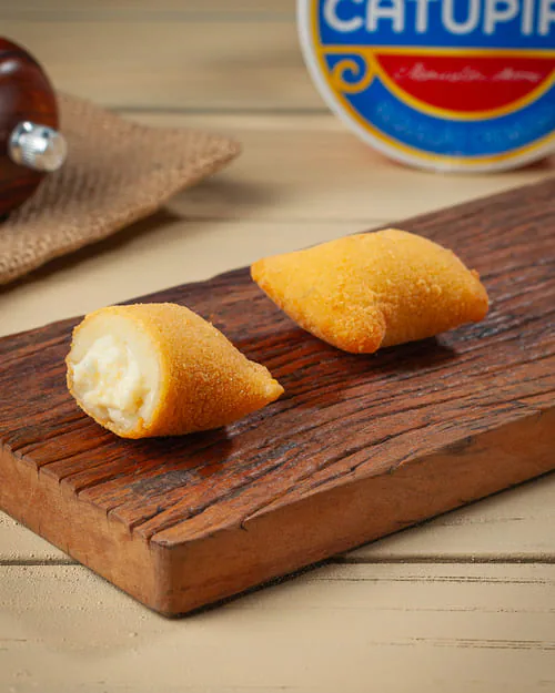 Travesseiro frito crocante recheado com catupiry cremoso